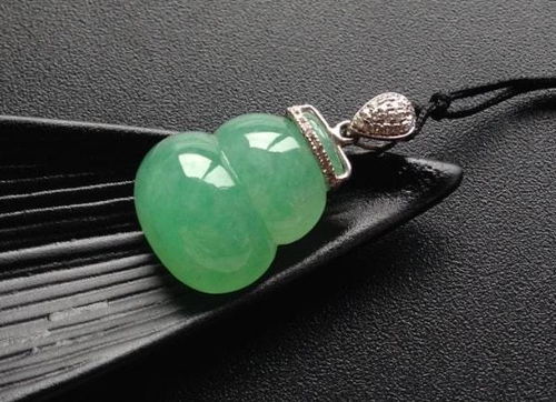 給孩子買翡翠飾品，這些細節不注意，美玉可能變