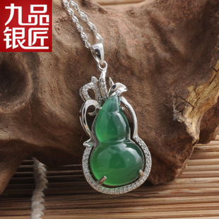 祥瑞隨身，笑佛相伴 天然緬甸A貨翡翠玉佛吊墜，925銀鑲嵌的雅致之選